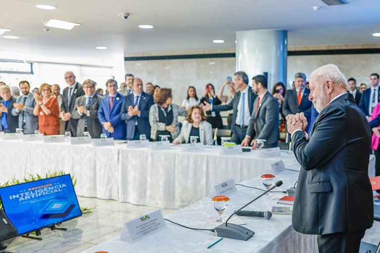 Lula quer tornar Brasil competitivo em InteligĂȘncia Artificial