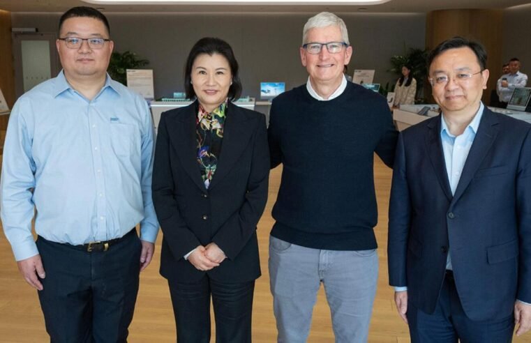 O presidente da BYD, Wang Chuanfu, encontra-se com o CEO da Apple, Tim Cook, em Xangai