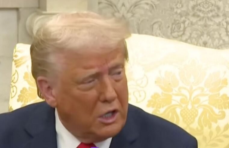 Trump taxa semicondutores em 100% e favorece produção da Apple