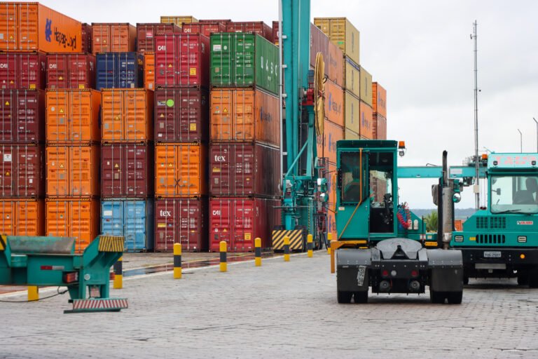 Governo anuncia pacote de R$ 30 bilhões para apoiar exportadores atingidos por tarifas