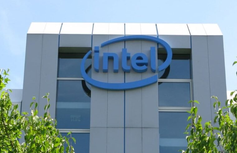 Intel avança com IA no 1º trimestre, mas rombo bilionário expõe preço da recuperação