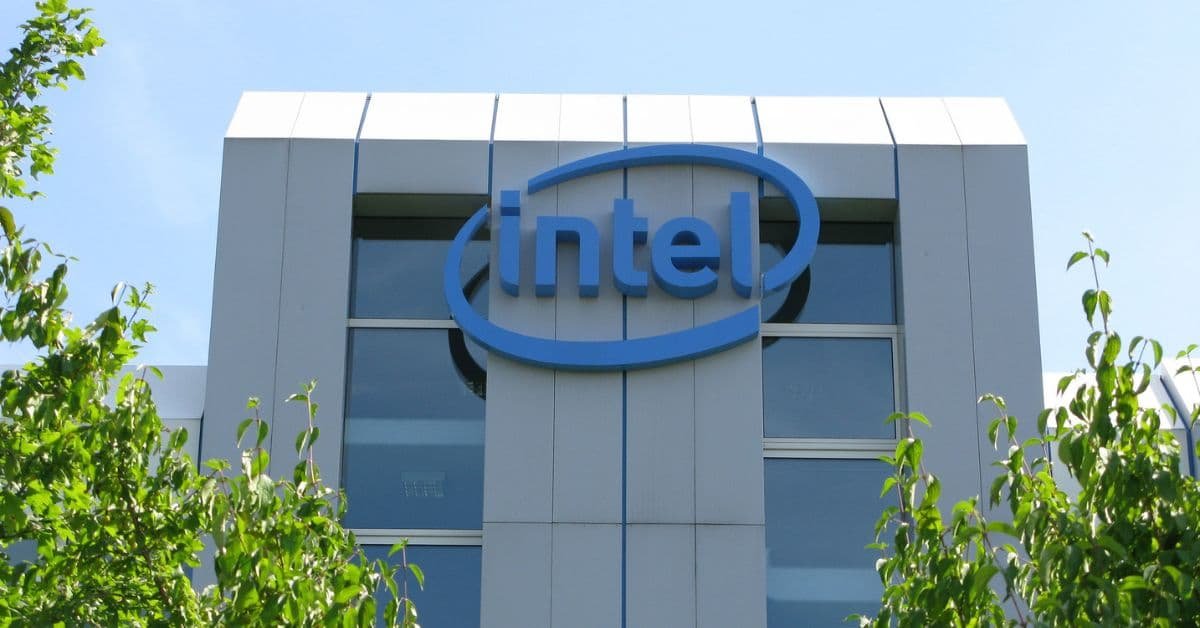 Intel avança com IA no 1º trimestre, mas rombo bilionário expõe preço da recuperação